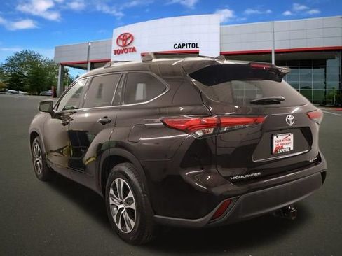 Used 2022 Toyota Highlander XLE AWD/4WD image 5