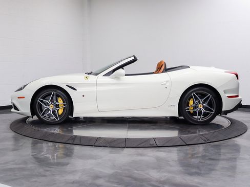 Used 2017 Ferrari California T RWD image 18