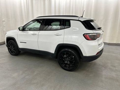 Used 2025 Jeep Compass Latitude w/ Convenience Group AWD/4WD image 3