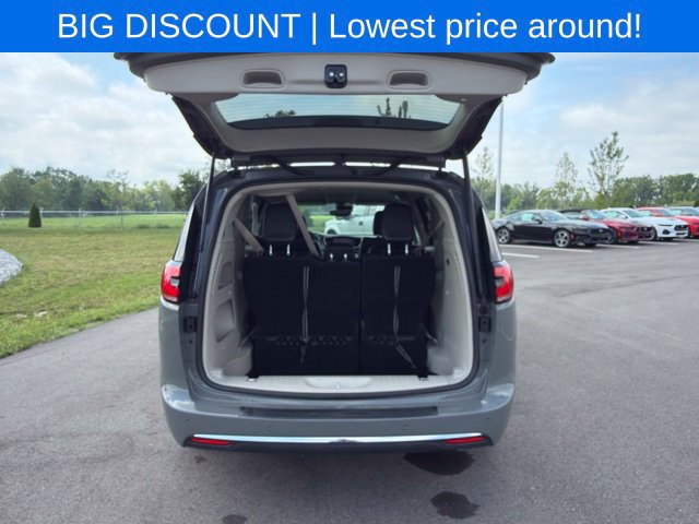 Used 2023 Chrysler Pacifica Touring-L FWD image 11