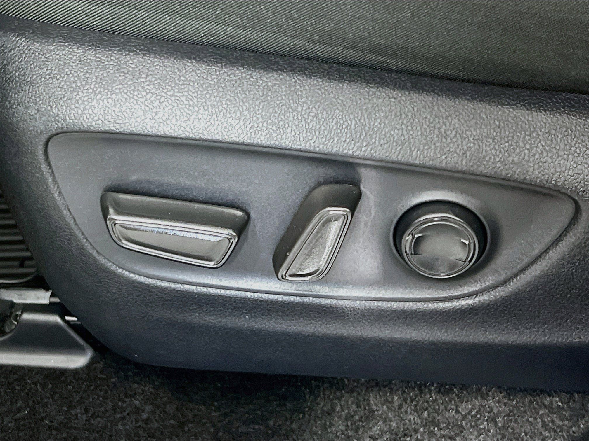 Used 2025 Toyota RAV4 XLE w/ Convenience Package FWD image 15