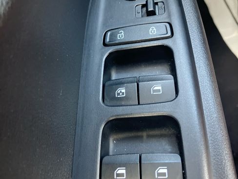 Used 2025 Hyundai Venue SEL FWD image 11