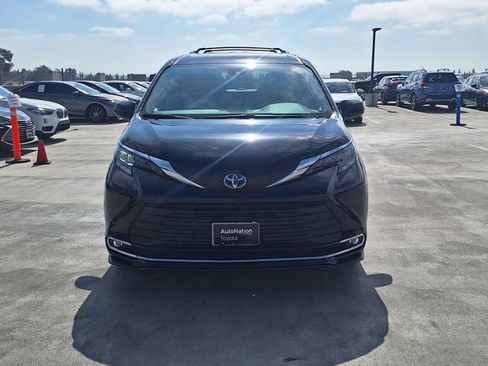 Used 2024 Toyota Sienna XLE w/ XLE Plus Package AWD/4WD image 2