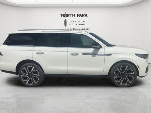 New 2026 Lincoln Navigator Reserve AWD/4WD image 4