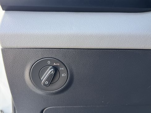 Used 2023 Volkswagen Taos SE w/ Panoramic Sunroof Package FWD image 27