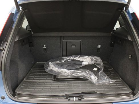 Used 2023 Volvo XC40 B4 Plus w/ Driver Assist Package image 32