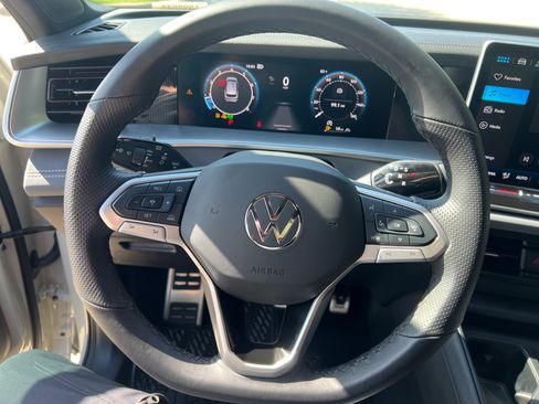 Used 2025 Volkswagen Tiguan SE R-Line AWD/4WD image 16