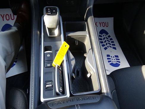 Used 2025 Nissan Pathfinder SV FWD image 31