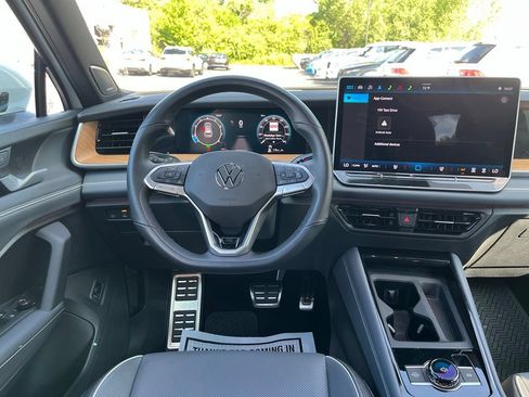 Certified 2025 Volkswagen Tiguan SEL R-Line AWD/4WD image 19
