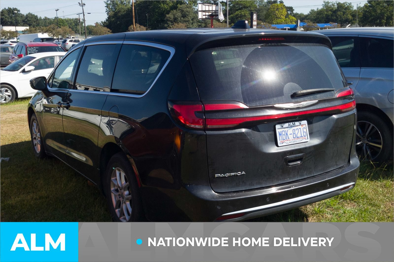 Used 2023 Chrysler Pacifica Touring-L FWD image 4