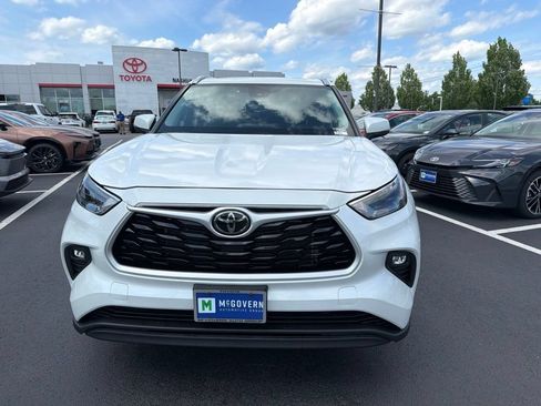 Used 2023 Toyota Highlander XLE AWD/4WD image 2