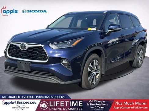 Used 2022 Toyota Highlander XLE image 3