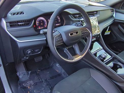 New 2025 Jeep Grand Cherokee L Altitude image 12