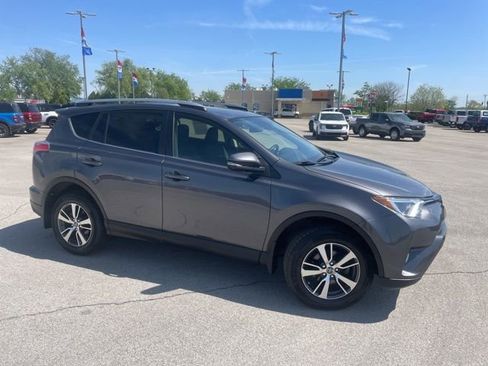 Used 2018 Toyota RAV4 XLE AWD/4WD image 2