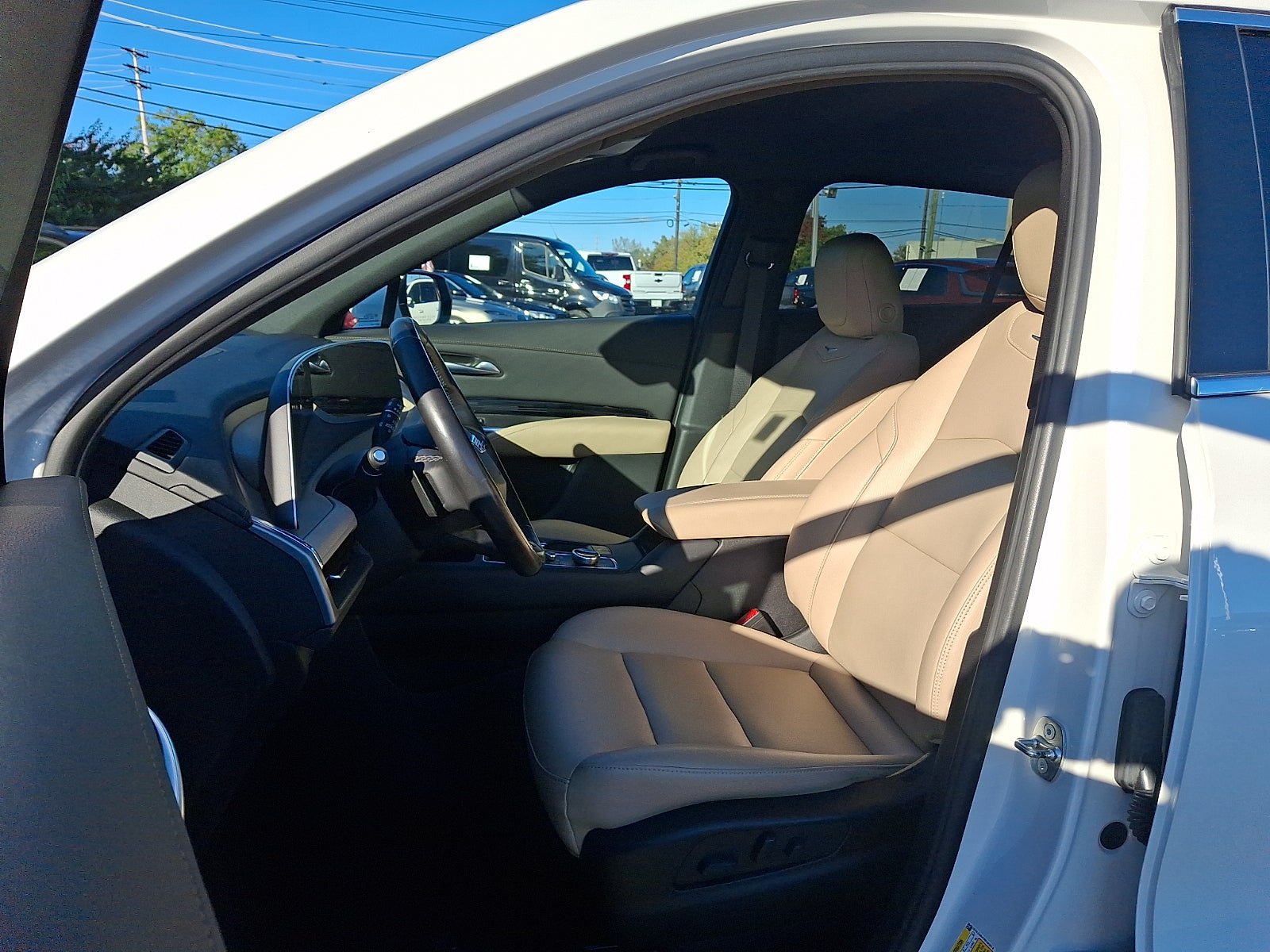 Used 2024 Cadillac XT4 Luxury w/ Cold Weather Package FWD image 14