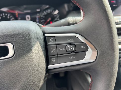 Used 2025 Jeep Compass Trailhawk AWD/4WD image 16