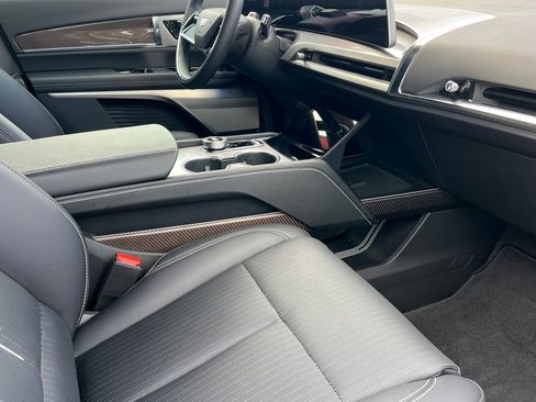Used 2026 Cadillac Vistiq Luxury image 19