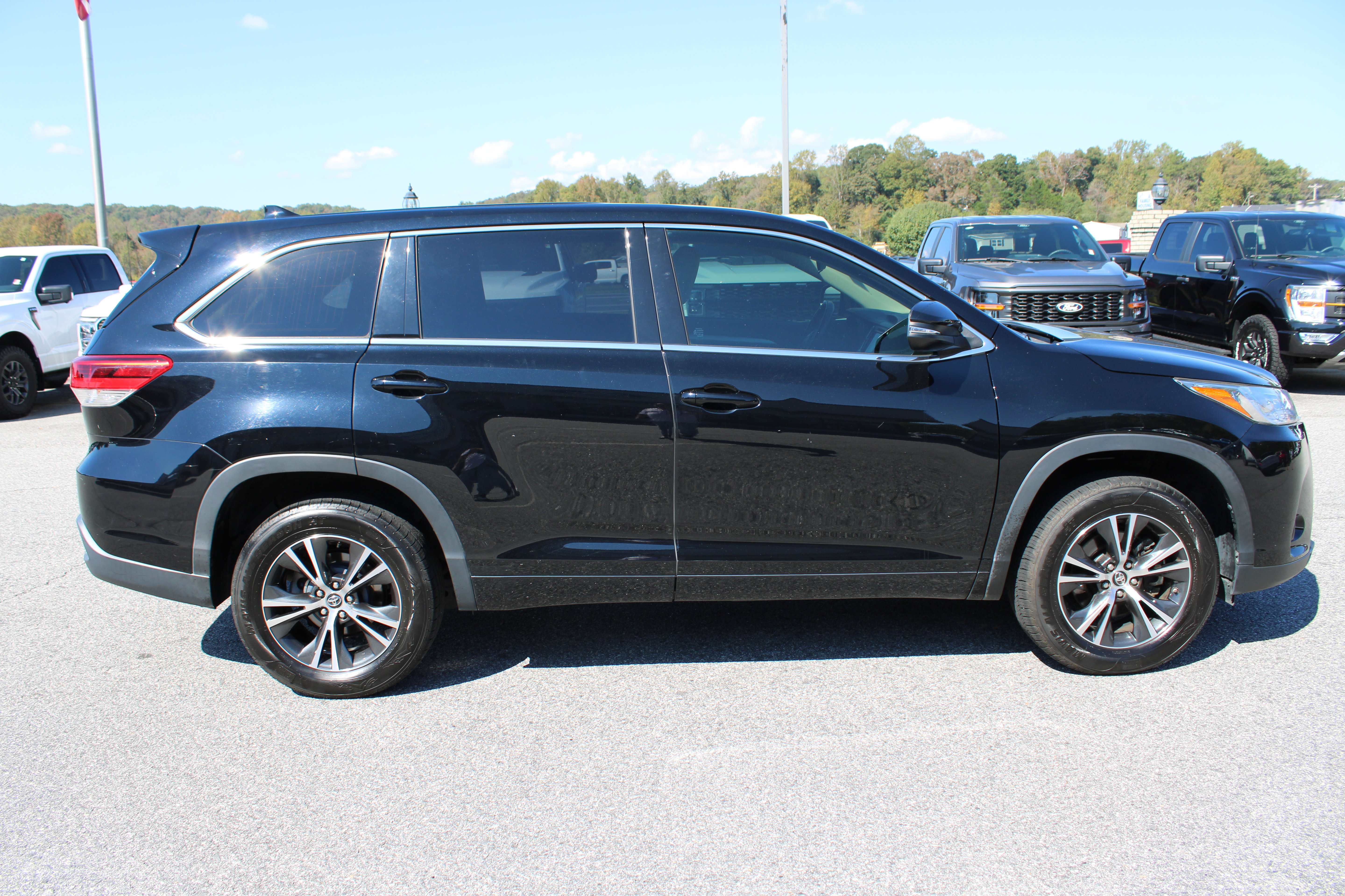 Used 2018 Toyota Highlander Plus FWD image 5