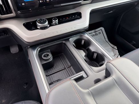 Used 2025 Ford Expedition Active image 26