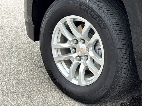 Used 2024 Chevrolet Suburban LT image 19