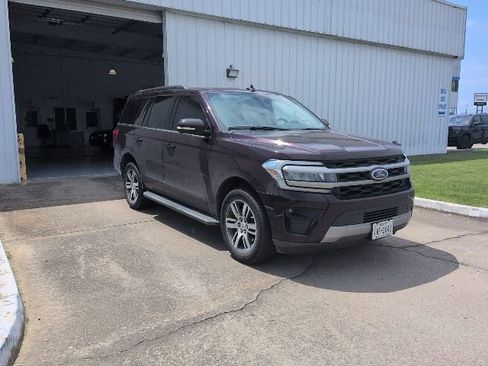 Used 2023 Ford Expedition XLT RWD image 2