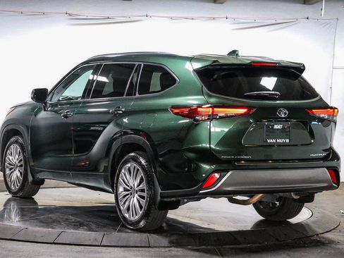 Used 2023 Toyota Highlander Platinum FWD image 2