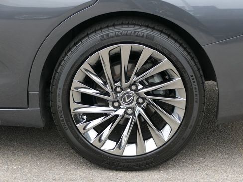 Used 2024 Lexus ES 300h w/ Accessory Package (Z2) image 9