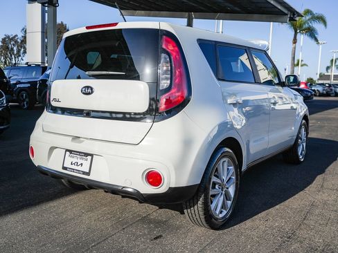 Used 2017 Kia Soul + FWD image 9