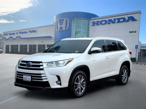Used 2019 Toyota Highlander XLE AWD/4WD image 1