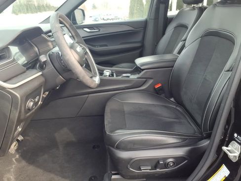 Used 2024 Jeep Grand Cherokee Altitude AWD/4WD image 9