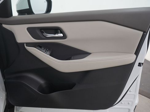 Used 2024 Nissan Rogue SV image 12