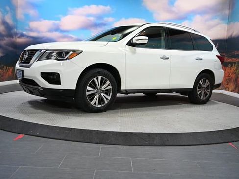 Used 2018 Nissan Pathfinder SV image 3