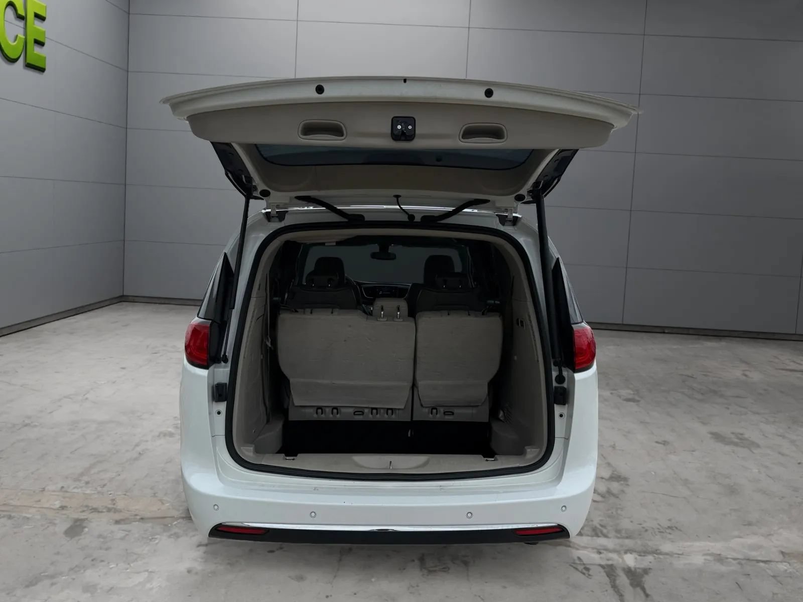 Used 2018 Chrysler Pacifica Limited FWD image 10