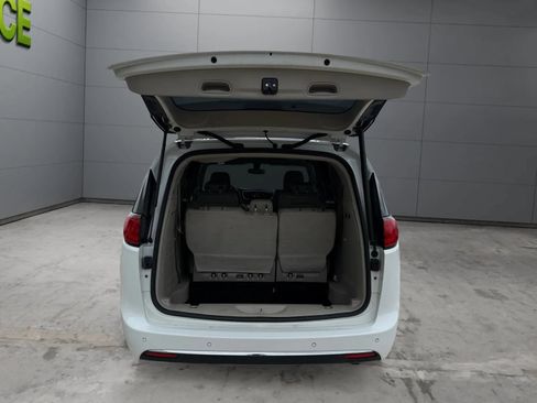Used 2018 Chrysler Pacifica Limited FWD image 10
