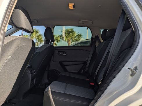 Used 2023 Nissan Rogue SV image 12