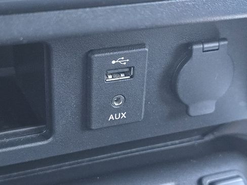 Used 2017 Nissan Titan SV image 24