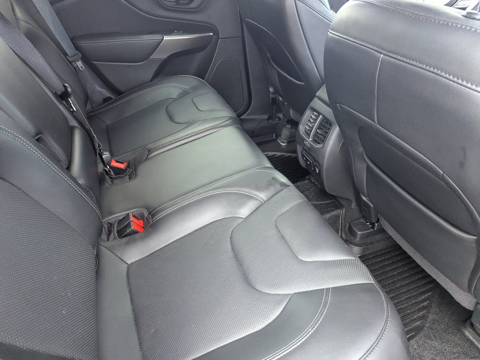 Used 2020 Jeep Cherokee Latitude Lux w/ Comfort/Convenience Group FWD image 14