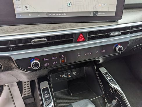 Certified 2024 Kia Sorento SX image 27