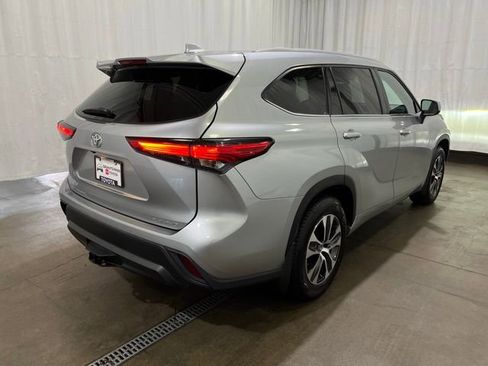 Used 2022 Toyota Highlander XLE AWD/4WD image 4