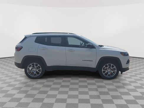 Used 2023 Jeep Compass Latitude w/ Sun and Sound Group AWD/4WD image 4