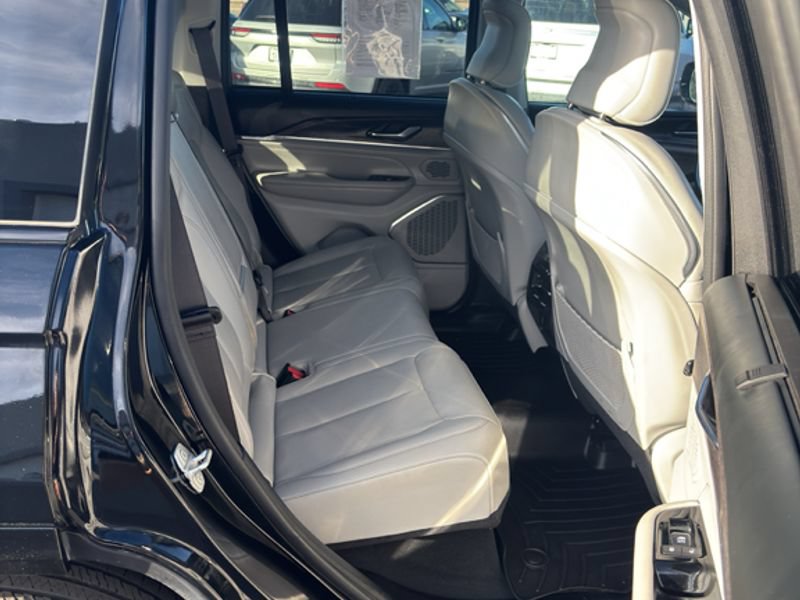Used 2023 Jeep Grand Cherokee Overland w/ Luxury Tech Group IV AWD/4WD image 11
