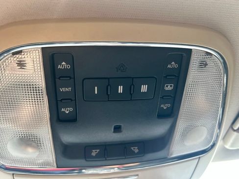 Used 2015 Chrysler 300 C RWD image 16