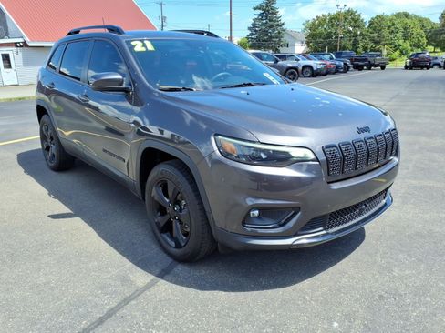 Used 2021 Jeep Cherokee Latitude Plus AWD/4WD image 3