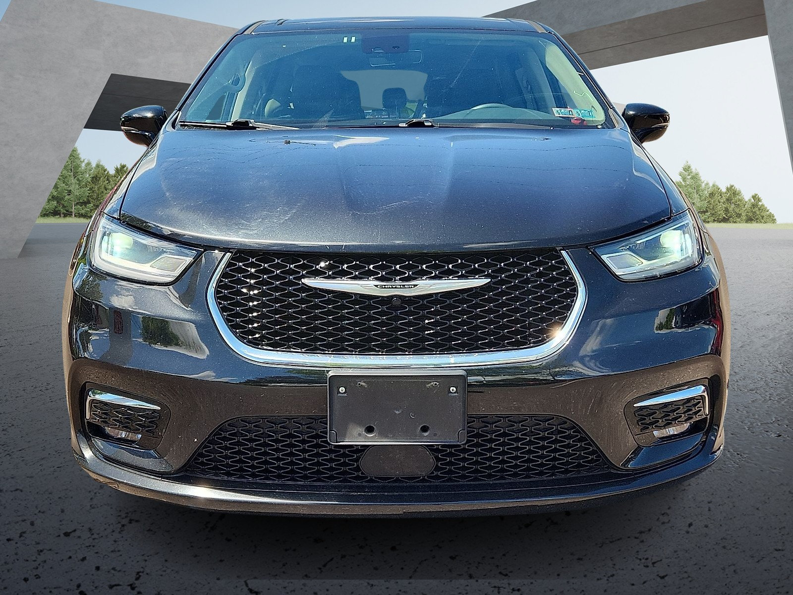 Used 2024 Chrysler Pacifica Limited FWD image 2