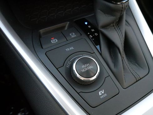 Certified 2025 Toyota RAV4 LE image 28