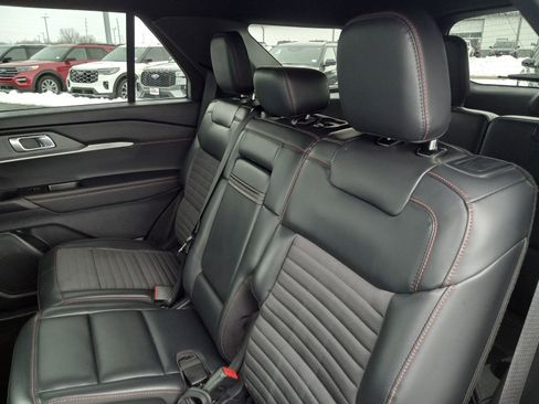 Used 2025 Ford Explorer ST-Line w/ ST-Line Street Pack image 14