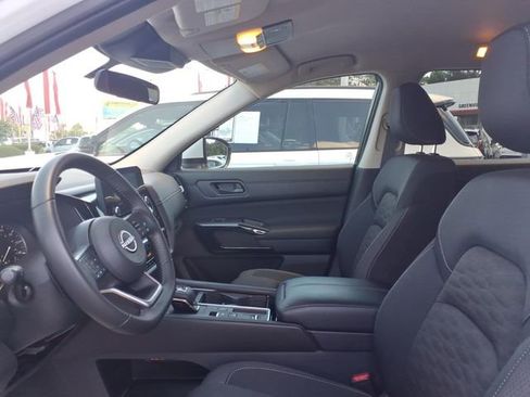 Used 2025 Nissan Pathfinder SV FWD image 4