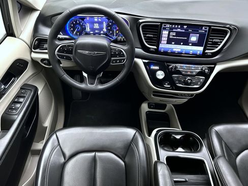 Used 2023 Chrysler Pacifica Touring-L image 14