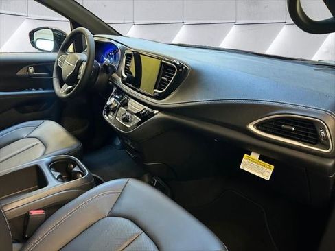 New 2026 Chrysler Pacifica Select image 32