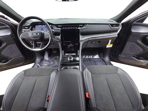 New 2025 Jeep Grand Cherokee L Altitude image 9